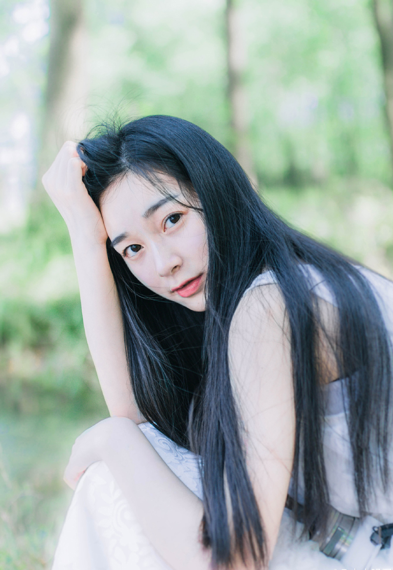 每当我被老师抽到回答问题，我周边的好姐妹一边使劲儿地笑你一边慌忙的翻着答案，这就是伟大的友情。